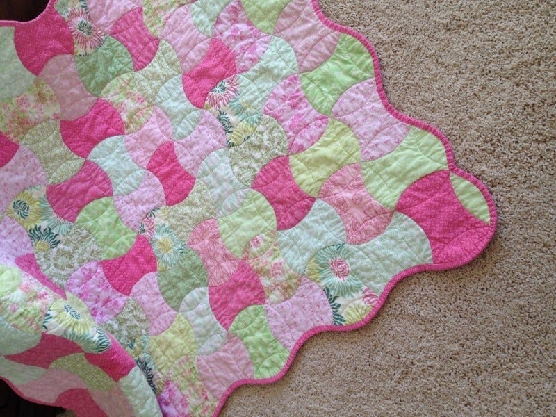 Apple Core Baby Quilt with Scalloped Edges