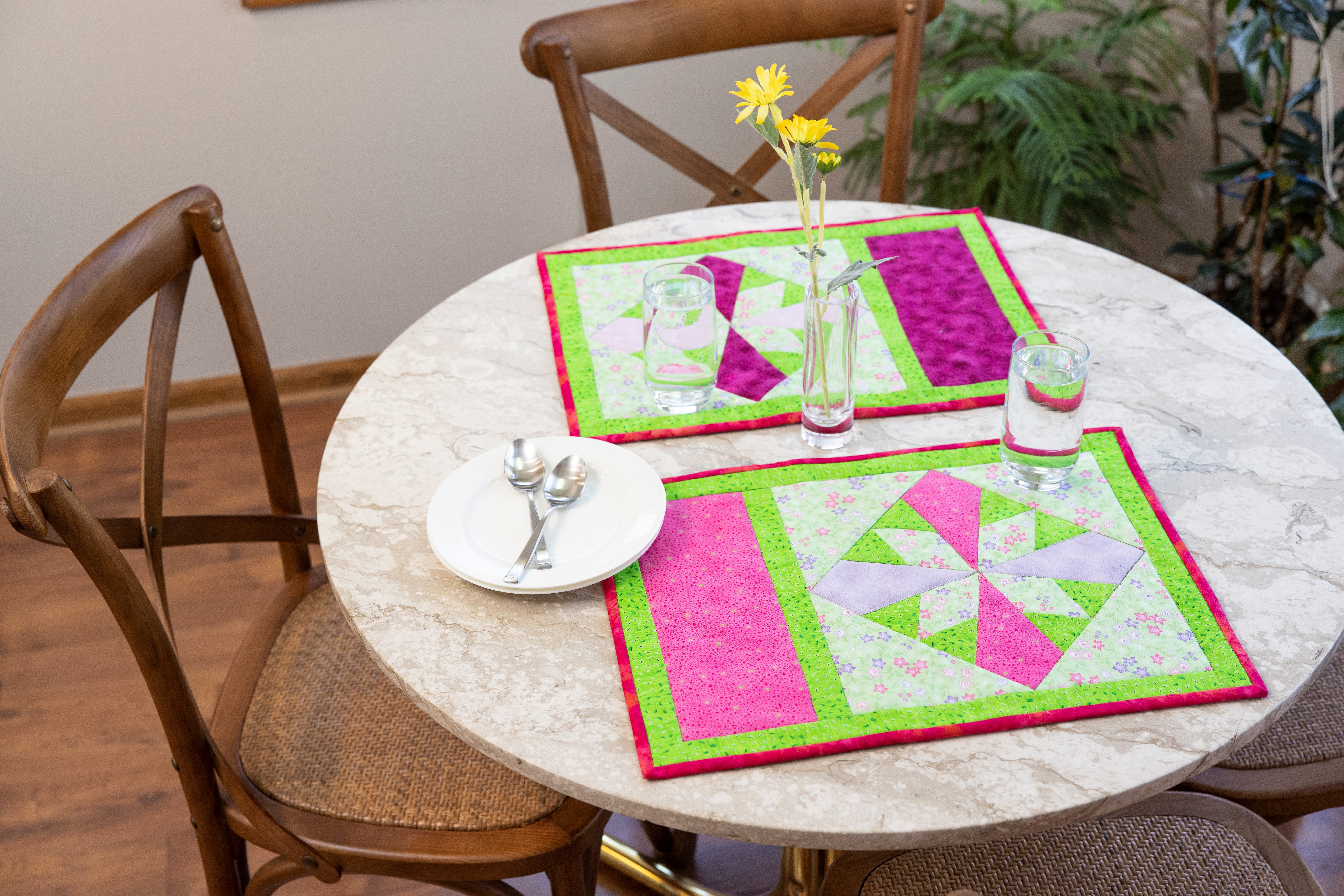 PQ11884 8in Setting Triangle Placemats_lifestyle_hor_HQ