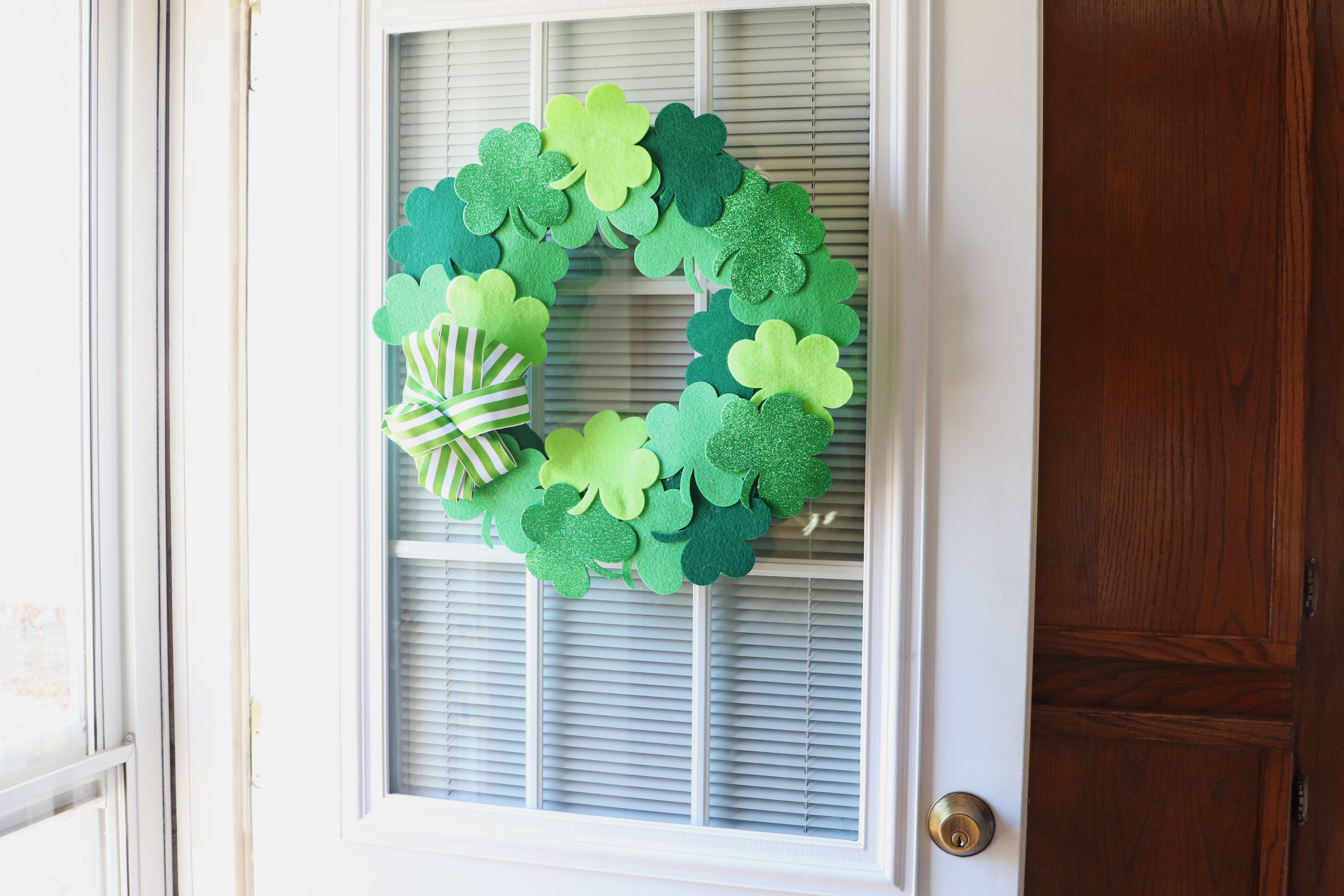 PQ12097-Irish-You-Luck-Wreath-Lifestyle-Hor