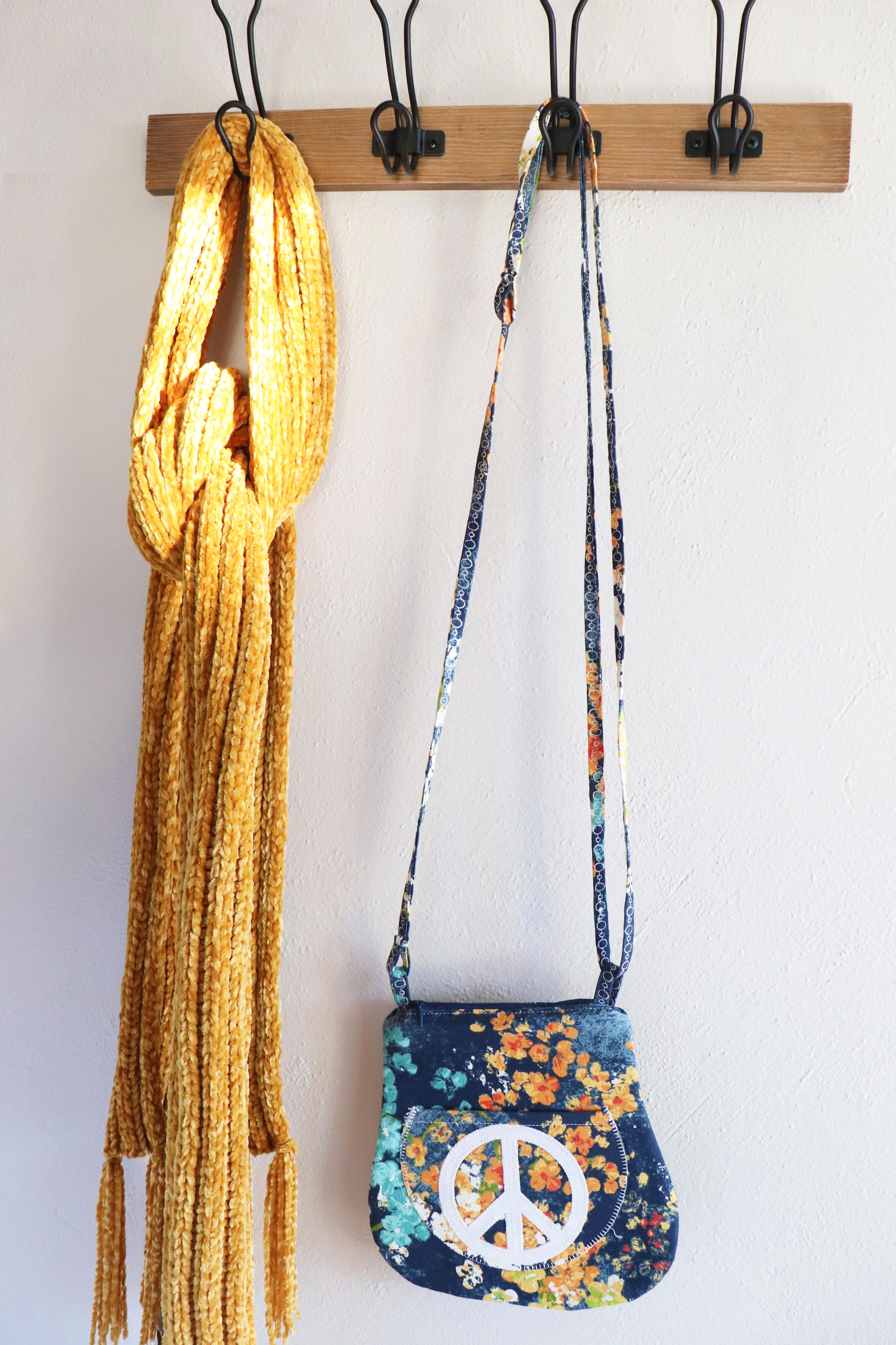 PQ12101-Give-Peace-Crossbody-Bag-Lifestyle-Vert